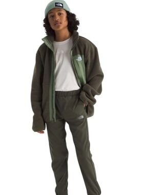 NEW! SET OF 2! The North Face Boy’s On The Trail Hiking Pants Bundle Size Medium